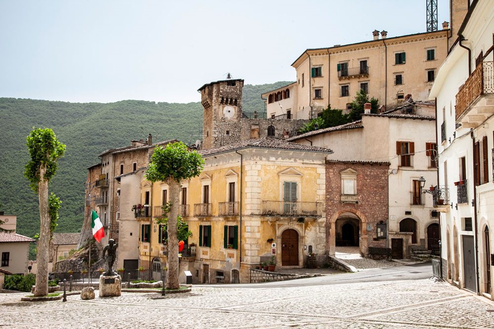 scrivi un alt immagine fontecchio piazza principale