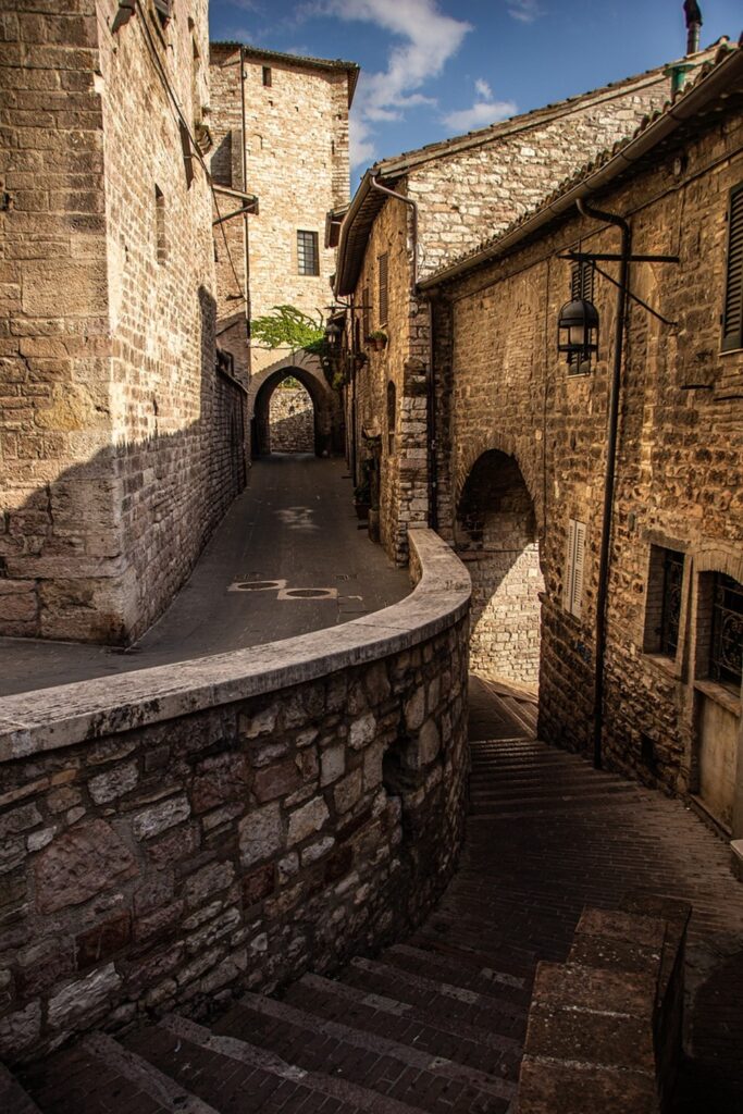 Una vista affascinante di un antico vicolo in pietra con archi, che mostra la ricca architettura e l’atmosfera serena.