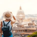 Turista sul balcone che ammira la cupola di Firenze