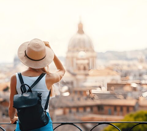 Turista sul balcone che ammira la cupola di Firenze