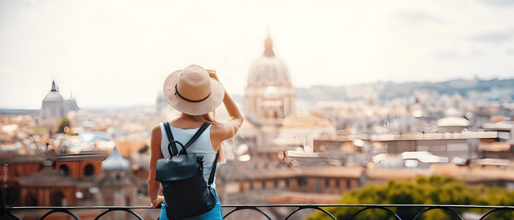 Turista sul balcone che ammira la cupola di Firenze