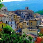 Panoramica del pittoresco borgo di Abbateggio in Abruzzo, visto da lontano