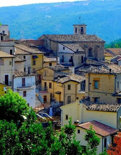 Panoramica del pittoresco borgo di Abbateggio in Abruzzo, visto da lontano